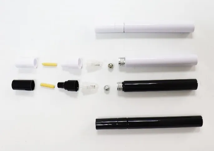 Stylo à flux vide rechargeable de couleur blanche.